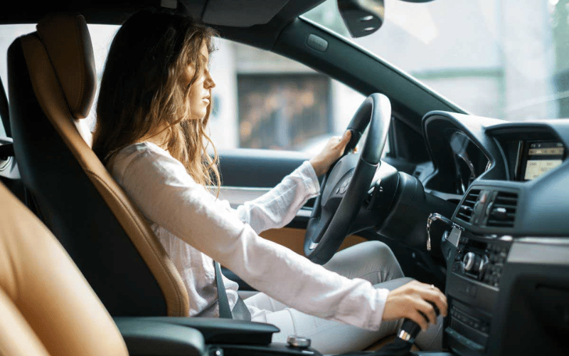 Tư thế lái xe đúng chuẩn giúp an toàn và đỡ mỏi lưng