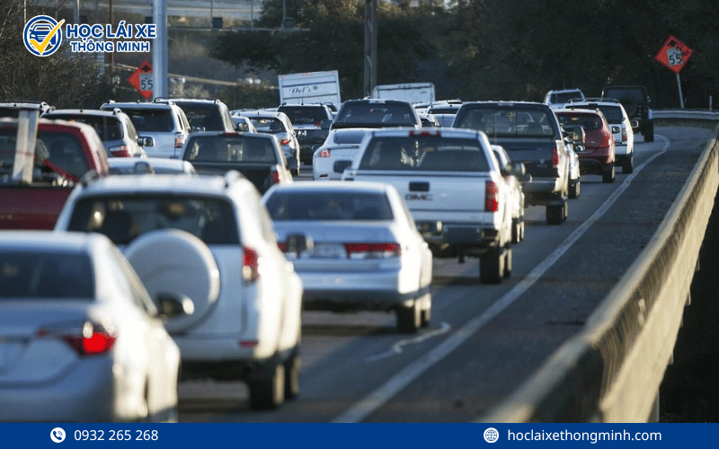 Cách xác định khoảng cách an toàn phù hợp với tốc độ