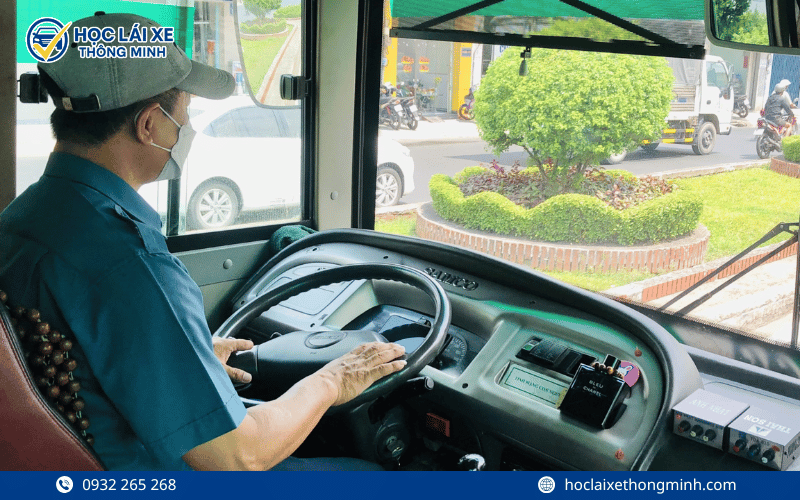 Khóa học lái xe ô tô nâng hạng D là gì?