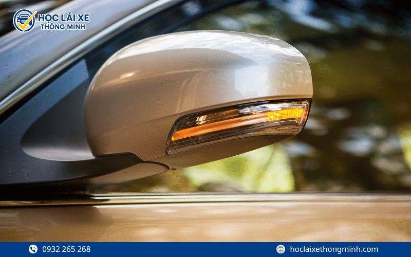 Không bật xi nhan hoặc bật sai thời điểm