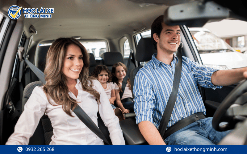 1. Giới thiệu về khóa học lái xe ô tô B1 tại Long An Khóa học lái xe ô tô B1 dành cho người muốn điều khiển xe số tự động dưới 9 chỗ ngồi phục vụ nhu cầu đi lại cá nhân hoặc gia đình, không hành nghề kinh doanh vận tải. Đây là loại bằng phổ biến, dễ học, dễ thi và đặc biệt phù hợp với nhân viên văn phòng, phụ nữ hoặc người mới bắt đầu làm quen với việc lái xe.  Tại Long An, Học Lái Xe Thông Minh triển khai chương trình đào tạo bài bản bao gồm phần học lý thuyết luật giao thông đường bộ và phần thực hành lái xe trên sân tập đạt chuẩn của Sở GTVT. Học viên được giảng viên hướng dẫn tận tình, lựa chọn lịch học linh hoạt sáng, tối hoặc cuối tuần và sân tập gần nhà, giúp quá trình học diễn ra nhẹ nhàng, hiệu quả và đảm bảo thi đậu nhanh ngay từ lần đầu tiên.  Giới thiệu về khóa học lái xe ô tô B1 tại Long An Giới thiệu về khóa học lái xe ô tô B1 tại Long An Click and drag to move 2. Lợi ích khi học lái xe ô tô B1 tại Long An Khóa học lái xe ô tô B1 tại Long An mang đến nhiều lợi ích trong việc chủ động điều khiển phương tiện giúp tiết kiệm thời gian, tăng tính linh hoạt và mang lại cảm giác an toàn trên mọi hành trình. Cùng Học Lái Xe Thông Minh tìm hiểu những giá trị nổi bật mà khóa học mang lại cho học viên tại Long An.  2.1 Chủ động di chuyển và tiết kiệm thời gian Sở hữu bằng lái xe B1 giúp học viên chủ động trong mọi lịch trình di chuyển hằng ngày, từ việc đi làm, đi công tác đến đưa đón con cái hay đi du lịch cùng gia đình mà không phải phụ thuộc vào taxi hoặc xe công nghệ. Việc tự cầm lái còn giúp tiết kiệm đáng kể chi phí di chuyển mỗi tháng, đồng thời mang lại cảm giác tự do và thoải mái khi làm chủ phương tiện của chính mình.  2.2 Dễ học, thao tác đơn giản Khóa học lái xe ô tô B1 được đào tạo trên xe số tự động với thao tác nhẹ nhàng, dễ thực hiện, giúp học viên nhanh chóng làm quen và rút ngắn thời gian học. Đặc biệt hình thức này rất phù hợp với phụ nữ, người trung niên hoặc người mới bắt đầu tập lái vì không cần thao tác chân côn phức tạp như xe số sàn, từ đó giúp việc học trở nên đơn giản, tự tin và an toàn hơn.  2.3 Lịch học linh hoạt và sân tập gần nhà Học Lái Xe Thông Minh tại Long An mang đến nhiều khung giờ học đa dạng vào buổi sáng, chiều, tối hoặc cuối tuần để học viên dễ dàng sắp xếp theo lịch cá nhân mà không ảnh hưởng đến công việc hoặc sinh hoạt. Hệ thống sân tập phân bố tại các khu vực trung tâm như Tân An, Bến Lức, Đức Hòa, Cần Giuộc giúp học viên thuận tiện trong việc di chuyển, tiết kiệm thời gian và có thêm điều kiện luyện tập thường xuyên.  2.4 Cơ hội nâng cấp bằng trong tương lai Sau khi hoàn thành khóa học và sở hữu bằng lái xe B1, học viên có thể dễ dàng nâng hạng lên bằng B2 hoặc C nếu có nhu cầu hành nghề lái xe chuyên nghiệp. Việc học và thi bằng B1 trước giúp người học có nền tảng vững chắc về kỹ năng điều khiển xe số tự động, làm quen với luật giao thông và tạo tiền đề thuận lợi cho quá trình học nâng hạng sau này.    3. Những lưu ý khi học lái xe ô tô B1 tại Long An Trước khi đăng ký khóa học lái xe ô tô B1 tại Long An, học viên cần tìm hiểu kỹ các điều kiện tham gia, hồ sơ cần chuẩn bị cũng như thời gian học và lịch thi để chủ động sắp xếp kế hoạch phù hợp. Việc nắm rõ những thông tin này giúp quá trình học diễn ra thuận lợi, tiết kiệm thời gian và tăng khả năng thi đậu ngay từ lần đầu.  3.1 Điều kiện đăng ký khóa học Để tham gia khóa học lái xe ô tô B1 tại Long An, học viên cần đáp ứng đầy đủ các tiêu chuẩn theo quy định của Bộ Giao thông Vận tải. Trung tâm Học Lái Xe Thông Minh sẽ hỗ trợ hoàn thiện hồ sơ nhanh chóng và đúng mẫu quy định.  Độ tuổi: Từ 18 tuổi trở lên tính đến ngày dự thi sát hạch.  Quốc tịch: Là công dân Việt Nam hoặc người nước ngoài cư trú hợp pháp tại Việt Nam.  Hồ sơ: Bản photo CCCD hoặc hộ chiếu còn hiệu lực, 6 ảnh thẻ 3x4 và giấy khám sức khỏe đúng mẫu dành cho người học lái xe, được cấp tại cơ sở y tế từ cấp quận, huyện trở lên.  Sức khỏe: Không mắc các bệnh tim mạch, thần kinh, khuyết tật ảnh hưởng đến khả năng điều khiển xe; thị lực đạt yêu cầu tối thiểu 5/10 mỗi mắt (có thể đeo kính khi thi).  3.2 Thời gian học và lịch thi Thời gian học và lịch thi là yếu tố quan trọng giúp học viên chủ động sắp xếp kế hoạch học tập hiệu quả. Trung tâm tổ chức chương trình học linh hoạt và tuân thủ đúng quy định của Sở GTVT để đảm bảo tiến độ và chất lượng đào tạo.  Lý thuyết (khoảng 1 tháng): Học viên được học các nội dung về luật giao thông đường bộ, biển báo, quy tắc lái xe an toàn, cấu tạo xe và xử lý tình huống, đồng thời ôn luyện 600 câu hỏi trắc nghiệm trên phần mềm mô phỏng để chuẩn bị cho kỳ thi sát hạch.  Thực hành (1,5 - 2 tháng): Học viên luyện tập 11 bài thi sa hình trên xe số tự động đời mới và tối thiểu 710 km lái xe đường trường để rèn phản xạ và kỹ năng xử lý thực tế.  Lịch thi: Trung tâm tổ chức 2-3 đợt thi mỗi tháng tại các sân sát hạch đạt chuẩn của Sở GTVT Long An như Tân An, Bến Lức và Đức Hòa. Sau khi thi đậu, học viên sẽ nhận bằng lái xe B1 hợp pháp trong vòng 10-15 ngày, có giá trị sử dụng trên toàn quốc đến 55 tuổi với nữ và 60 tuổi với nam.  3.3 Kinh nghiệm học và ôn tập hiệu quả Học viên nên kết hợp học lý thuyết song song với thực hành, thường xuyên ôn luyện trên phần mềm 600 câu hỏi để ghi nhớ nhanh, đồng thời luyện tập đều đặn tại sân với giảng viên hướng dẫn. Việc duy trì lịch học ổn định và ôn thi thử trước kỳ sát hạch giúp học viên tự tin, làm quen với áp lực thi cử và tăng tỷ lệ đậu ngay từ lần đầu tiên.  3.4 Lựa chọn trung tâm đào tạo uy tín tại Long An Học viên nên ưu tiên nơi có đội ngũ giảng viên tận tâm, xe tập đời mới, sân tập đạt chuẩn sát hạch, học phí trọn gói và chính sách hỗ trợ thi lại rõ ràng. Học Lái Xe Thông Minh là đơn vị được nhiều học viên tại Long An tin tưởng nhờ phương pháp đào tạo chuyên nghiệp, tỷ lệ đậu cao và môi trường học thân thiện, giúp học viên yên tâm trong suốt quá trình học và thi.  4. Học lái xe ô tô B1 tại Long An  Khóa học lái xe ô tô B1 tại Long An do Học Lái Xe Thông Minh xây dựng theo lộ trình chuẩn hóa, giúp học viên nắm vững lý thuyết, thành thạo kỹ năng lái xe và tự tin vượt qua kỳ thi sát hạch, trung tâm cam kết mang đến môi trường học tập hiệu quả và linh hoạt nhất tại Long An.  4.1 Tại sao chọn Học Lái Xe Thông Minh để học lái xe ô tô B1 tại Long An Học Lái Xe Thông Minh là địa chỉ đào tạo lái xe uy tín được nhiều học viên tại Long An tin tưởng lựa chọn, dưới đây là những lý do khiến trung tâm trở thành lựa chọn hàng đầu cho khóa học lái xe ô tô B1 tại Long An.  Trung tâm được Sở Giao thông Vận tải cấp phép, hoạt động hợp pháp và có nhiều năm kinh nghiệm trong lĩnh vực đào tạo lái xe ô tô.  Giảng viên tận tâm, hướng dẫn chi tiết từng học viên, giúp nắm vững kỹ năng lái xe an toàn và thi đậu ngay từ lần đầu.  Lịch học linh hoạt vào buổi sáng, chiều, tối hoặc cuối tuần, phù hợp cho cả người đi làm và sinh viên.  Xe tập đời mới, sân tập đạt chuẩn quốc gia, được bố trí tại nhiều khu vực thuận tiện cho học viên di chuyển.  Học phí trọn gói, minh bạch, có thể chia làm hai đợt đóng linh hoạt, cam kết không phát sinh chi phí ngoài quy định.  Trung tâm hỗ trợ thi thử và thi lại miễn phí, đồng thời có tỷ lệ học viên đậu cao vượt trội tại khu vực Long An.  4.2 Quy trình học lái xe ô tô B1 tại Long An Quy trình học lái xe ô tô B1 tại Long An tại Học Lái Xe Thông Minh được xây dựng khoa học, rõ ràng và được giám sát chặt chẽ để đảm bảo học viên theo kịp tiến độ học tập và đạt kết quả tốt nhất.  Bước 1: Đăng ký và nộp hồ sơ: Học viên chuẩn bị đầy đủ CCCD photo, 6 ảnh 3x4 và giấy khám sức khỏe theo mẫu, trung tâm sẽ hỗ trợ hoàn thiện hồ sơ nhanh chóng.  Bước 2. Học viên được học 600 câu hỏi lý thuyết về luật giao thông, biển báo, quy tắc lái xe an toàn và ôn luyện trên phần mềm mô phỏng để ghi nhớ nhanh, chính xác nội dung thi.  Bước 3. Học thực hành tại sân tập đạt chuẩn: Giảng viên hướng dẫn thao tác lái, rèn kỹ năng xử lý tình huống thực tế trên sân tập và lái xe đường trường.  Bước 4. Ôn thi và thi thử nội bộ: Trung tâm tổ chức các buổi thi thử giúp học viên làm quen quy trình, rèn tâm lý vững vàng và phát hiện những điểm cần cải thiện.  Bước 5. Dự thi sát hạch chính thức: Học viên tham gia thi lý thuyết, thi sa hình và thi đường trường tại sân sát hạch đạt chuẩn của Sở GTVT Long An dưới sự hướng dẫn và hỗ trợ từ trung tâm.  Bước 6. Nhận bằng lái B1 sau khi thi đậu: Sau 10-15 ngày kể từ khi vượt qua kỳ thi sát hạch, học viên sẽ nhận giấy phép lái xe hạng B1 hợp pháp có giá trị sử dụng toàn quốc và thời hạn đến 55 tuổi với nữ, 60 tuổi với nam.  5. Học phí khóa học lái xe ô tô B1 tại Long An  Học phí khóa học lái xe ô tô B1 tại Long An được Học Lái Xe Thông Minh áp dụng theo hình thức trọn gói, rõ ràng, ức học phí dao động từ 14.000.000 - 18.000.000 VNĐ/khóa, tùy theo thời điểm đăng ký và gói học mà học viên lựa chọn. Trong đó có các khoản phí theo quy định của Sở Giao thông Vận tải Long An:  Thi lý thuyết: 100.000 VNĐ  Thi sa hình: 350.000 VNĐ  Thi đường trường: 80.000 VNĐ  Cấp bằng: 135.000 VNĐ  Khám sức khỏe: 200.000 - 400.000 VNĐ  Nếu bạn đang quan tâm đến mức học phí chi tiết và các ưu đãi hiện có, hãy liên hệ ngay với Học Lái Xe Thông Minh để được đội ngũ tư vấn viên hỗ trợ cụ thể và hướng dẫn đăng ký khóa học sớm nhất, giúp bạn lựa chọn được lịch học phù hợp và tiết kiệm nhất.  6. Đăng ký học lái xe ô tô B1 tại Long An Nếu quý khách đang có nhu cầu đăng ký học lái xe ô tô B1 tại Long An và mong muốn được giảng dạy dễ hiểu, dễ đậu và giảng viên tận tâm, hãy liên hệ ngay Học Lái Xe Thông Minh để được tư vấn chi tiết về khóa học, cập nhật ưu đãi hiện có và sắp xếp lịch học phù hợp nhất với thời gian của quý khách.  HỌC LÁI XE THÔNG MINH  Trụ Sở: 17 Đường Số 2, KDC Cityland Park Hills, P. Gò Vấp, Tp. Hồ Chí Minh  Văn Phòng Phía Bắc: 987 Tam Trinh, P. Hoàng Mai, Tp. Hà Nội  Hotline: 0932 265 268  Điện Thoại: 028.6271.7789  Email: i-web@i-web.vn   Website: i-web.vn