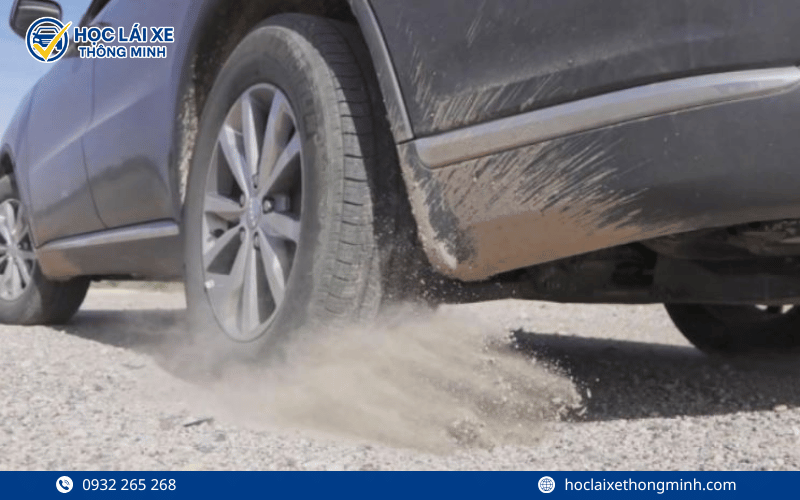 Phanh gấp hoặc tăng tốc đột ngột