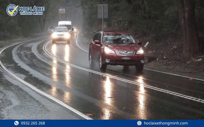 Xe bị trượt bánh hoặc mất lái trên đường trơn